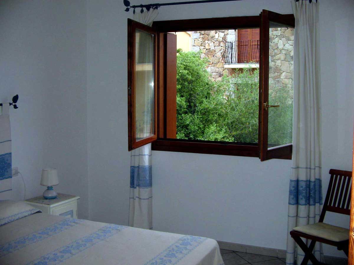 finestra camera matrimoniale - Appartamento vacanze al mare vicino Olbia San Teodoro casa in Sardegna annunci affitto estate - Fotografie case in zona