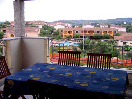 balcone con tavolo - Appartamento vacanze al mare zona Olbia San Teodoro casa in Sardegna annunci affitto estate - Fotografie case in zona